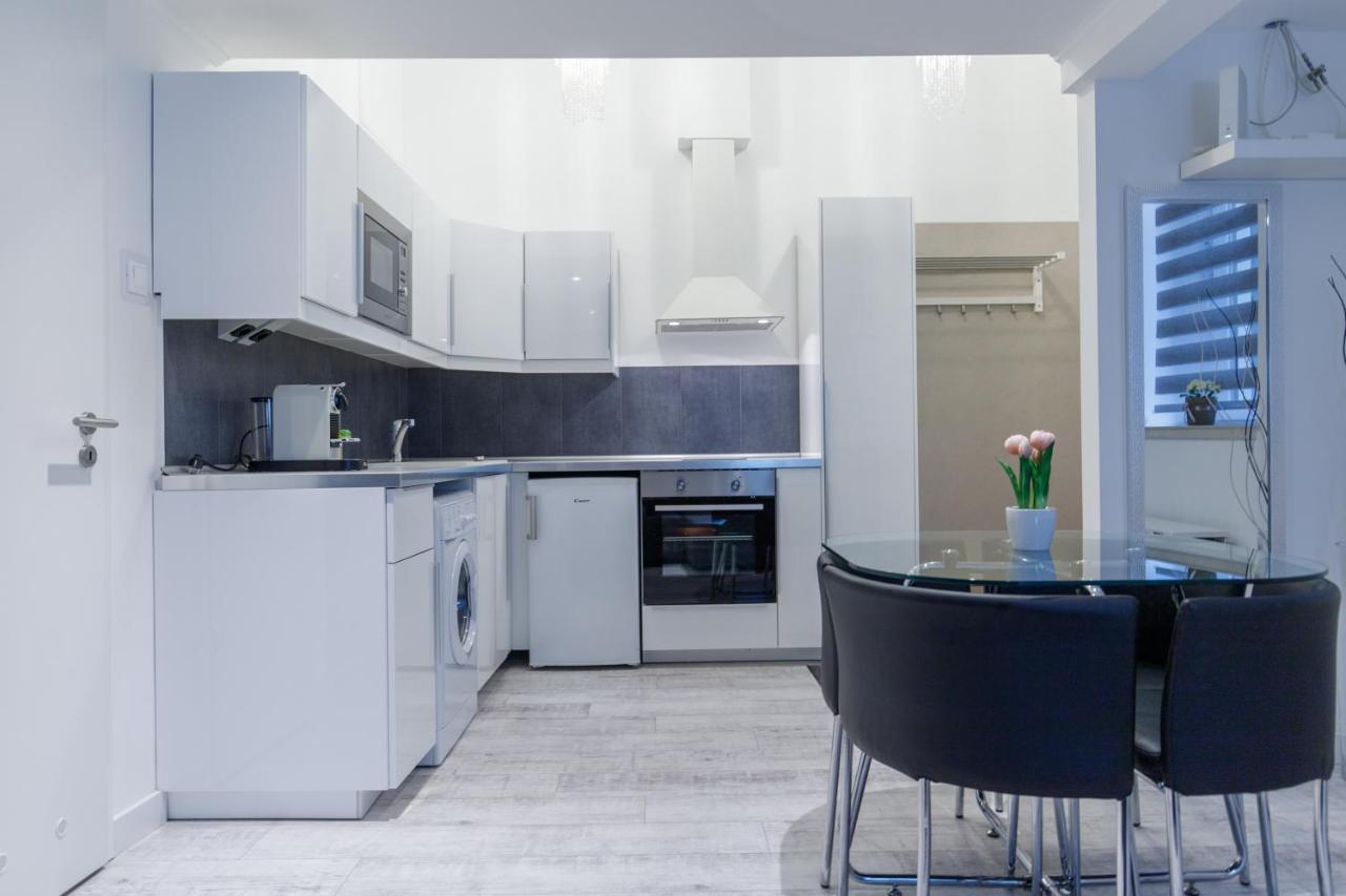 Sleek Minimalist Studio At Inner City บูดาเปสต์ ภายนอก รูปภาพ