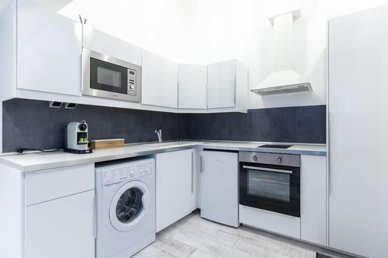 Sleek Minimalist Studio At Inner City บูดาเปสต์ ภายนอก รูปภาพ