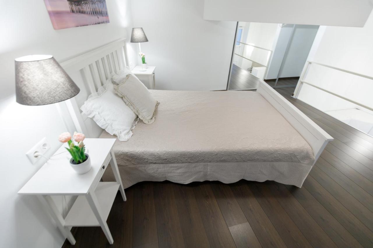 Sleek Minimalist Studio At Inner City บูดาเปสต์ ภายนอก รูปภาพ
