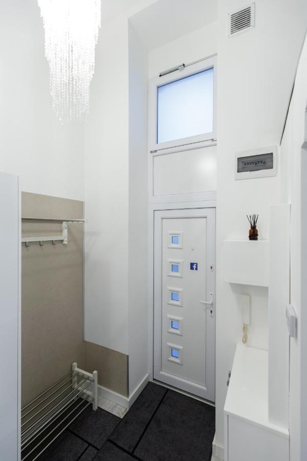 Sleek Minimalist Studio At Inner City บูดาเปสต์ ภายนอก รูปภาพ